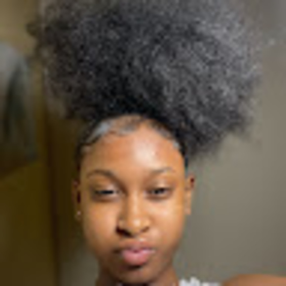 Meet your Posher, Queen - Picture 1 of 1